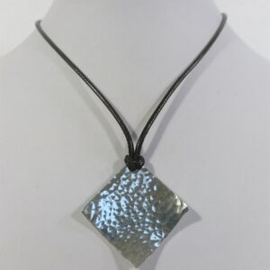 Pendentif losange en étain