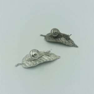 Escargot sur feuille en étain