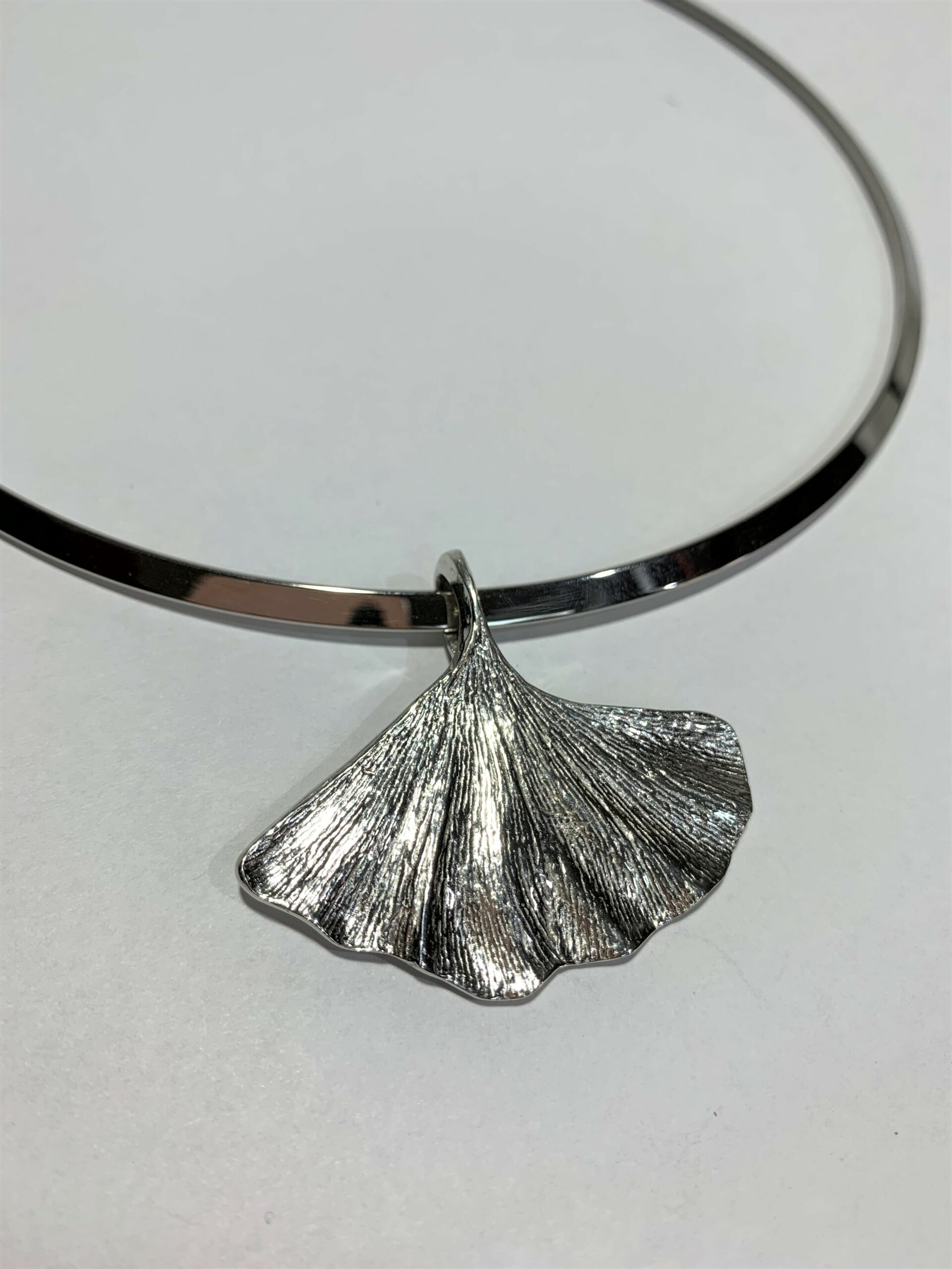 Pendentif Ginkgo Biloba en étain