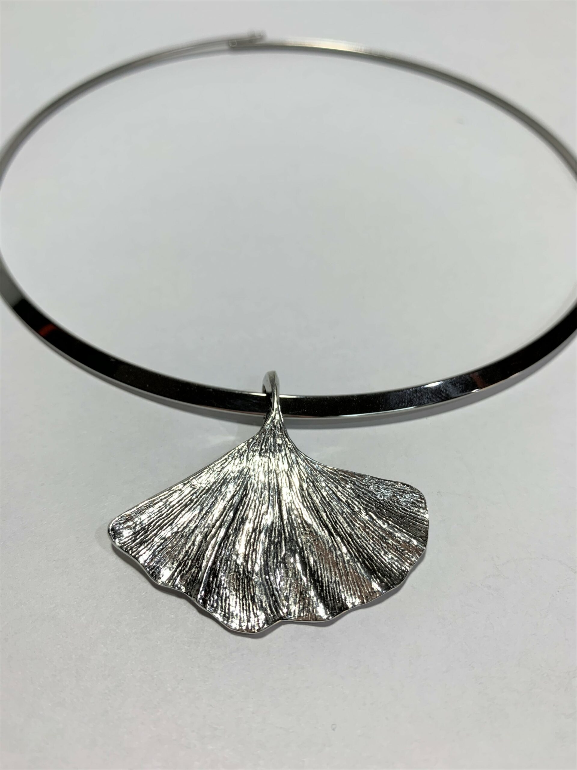 Pendentif Ginkgo Biloba en étain