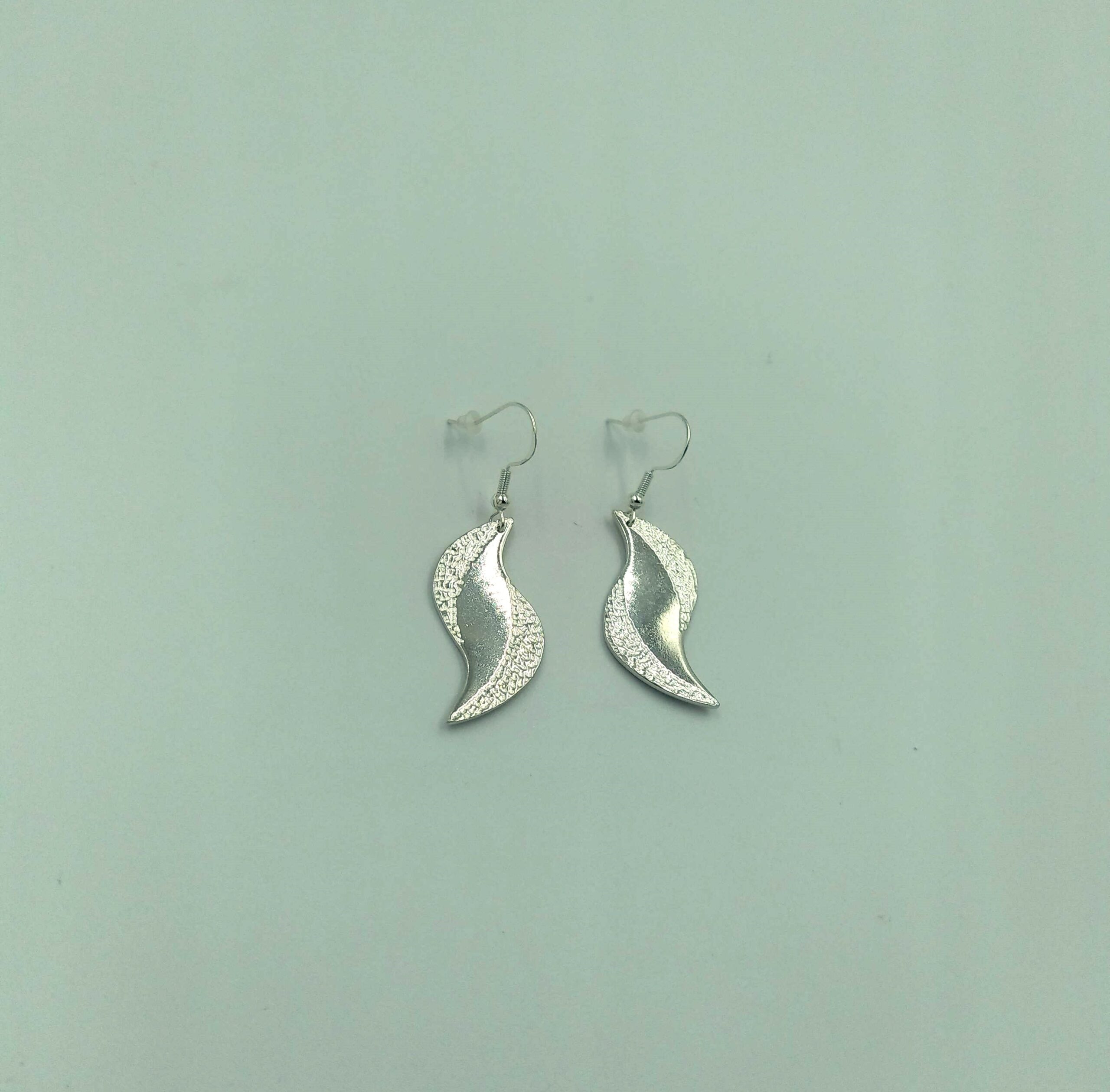 Boucles d’oreilles S en étain – Granité extérieur