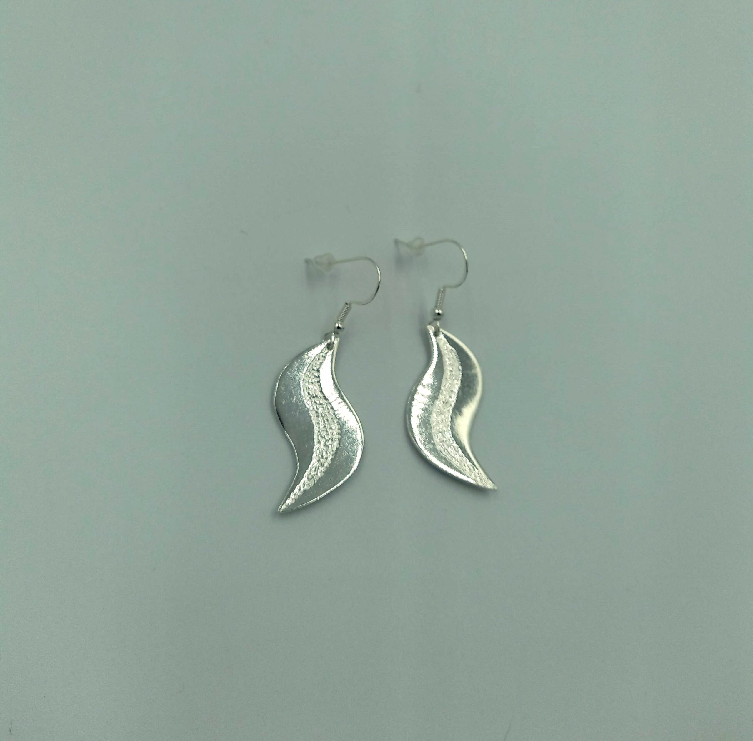 Boucles d’oreilles S en étain – Granité intérieur